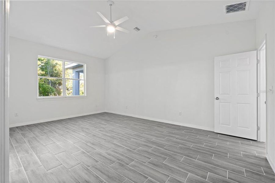 Spacious, unfurnished interior of a new home in , Ocala (Image 11).
