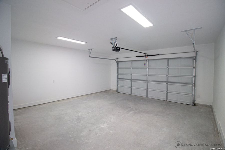 Spacious, unfurnished interior of a new home in , Canyon Lake (Image 14).