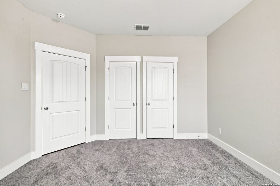 Spacious, unfurnished interior of a new home in Las Palomas Country Club Estates, La Vernia (Image 25).