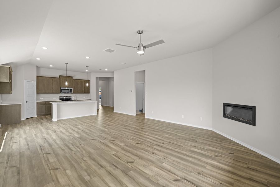 Spacious, unfurnished interior of a new home in El Dorado, Granbury (Image 17).