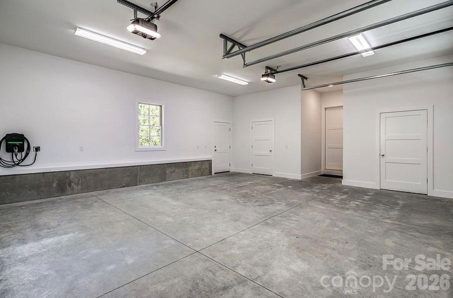 Spacious, unfurnished interior of a new home in , Newland (Image 18).
