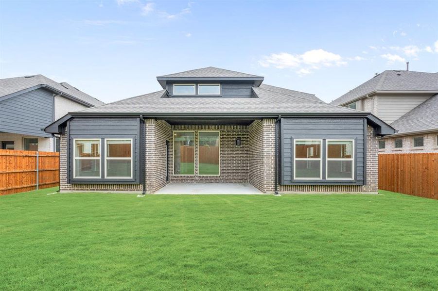 Exterior details and patio area of a home in Glenwood Meadows, Denton (Image 23).