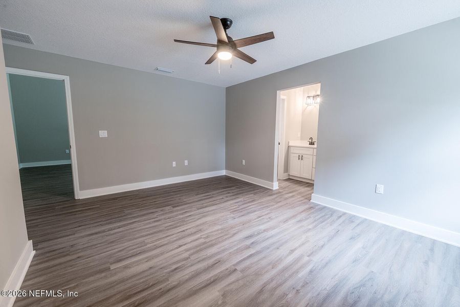Spacious, unfurnished interior of a new home in , Florahome (Image 41).