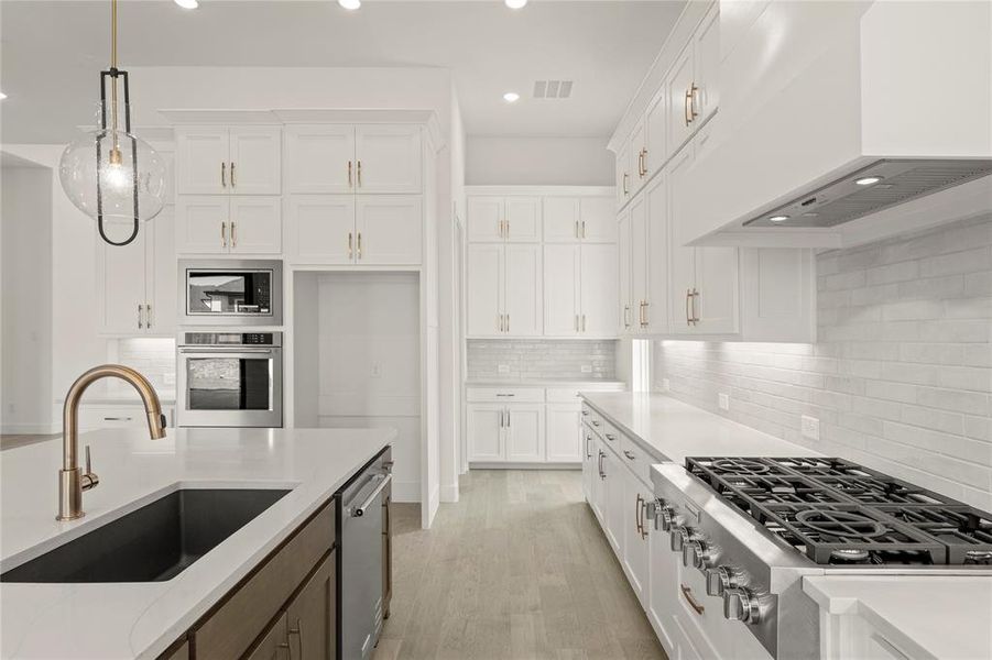 25. 4770 Zelder - Kitchen (4)