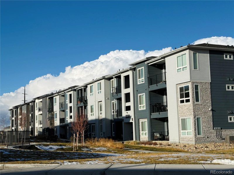 Condo located in Parker, CO showcasing its design and architecture (Image 6).