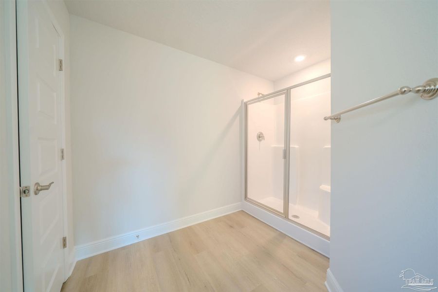 Spacious, unfurnished interior of a new home in Pine Top, Cantonment (Image 10).