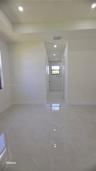 Spacious, unfurnished interior of a new home in , Lehigh Acres (Image 9).
