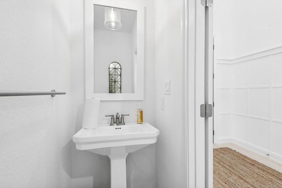 Pretty half bathroom downstairs! Pretty half bathroom downstairs!