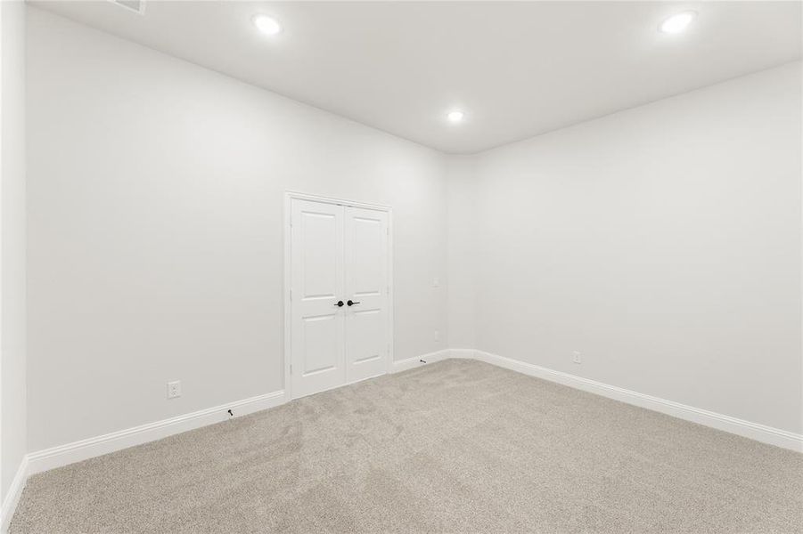 Spacious, unfurnished interior of a new home in North Grove, Waxahachie (Image 25).