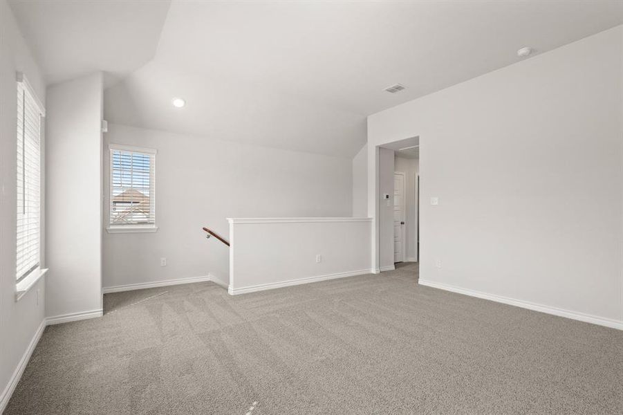 Spacious, unfurnished interior of a new home in Sycamore Landing, Fort Worth (Image 14).