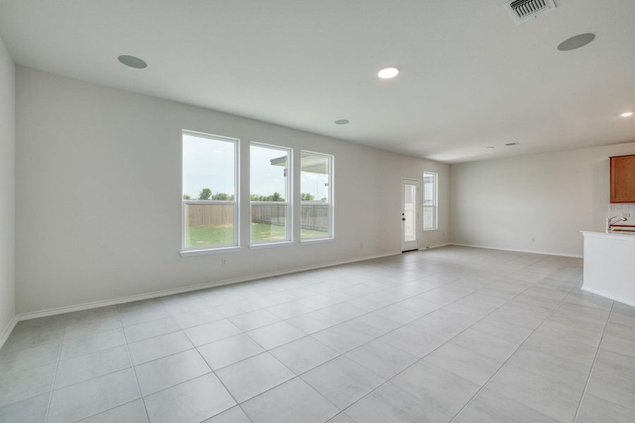 Spacious, unfurnished interior of a new home in Overlook Ranch, Georgetown (Image 28).