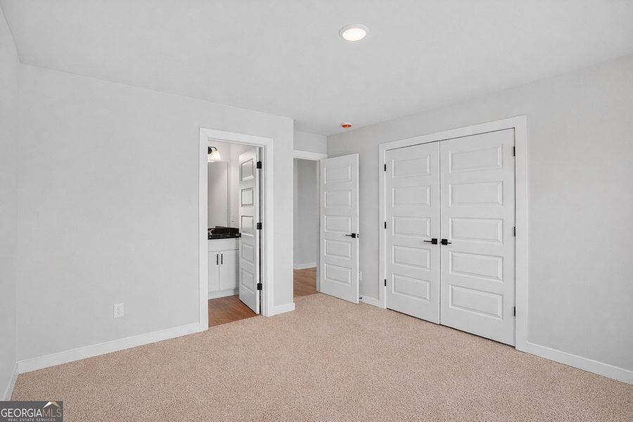 Spacious, unfurnished interior of a new home in The Fairways at Mirror Lake, Villa Rica (Image 43).