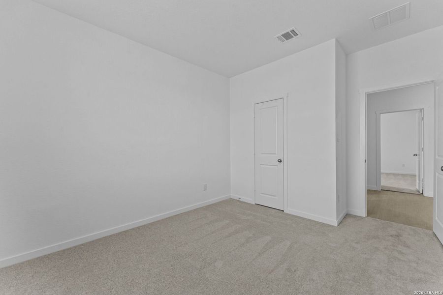 Spacious, unfurnished interior of a new home in Sky Ranch, New Braunfels (Image 11).