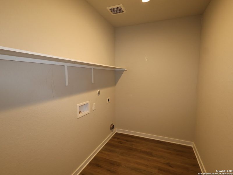 Spacious, unfurnished interior of a new home in Winding Brook, San Antonio (Image 28). Spacious, unfurnished interior of a new home in Winding Brook, San Antonio (Image 28).
