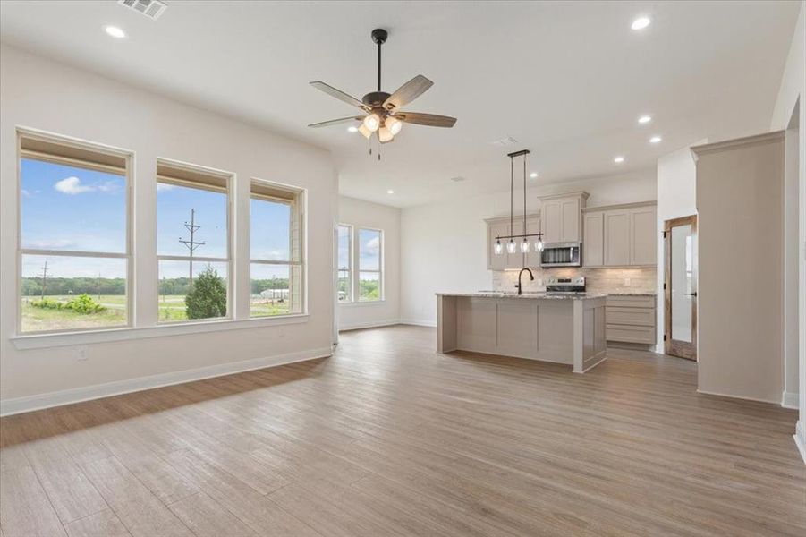 Spacious, unfurnished interior of a new home in , Riesel (Image 17).