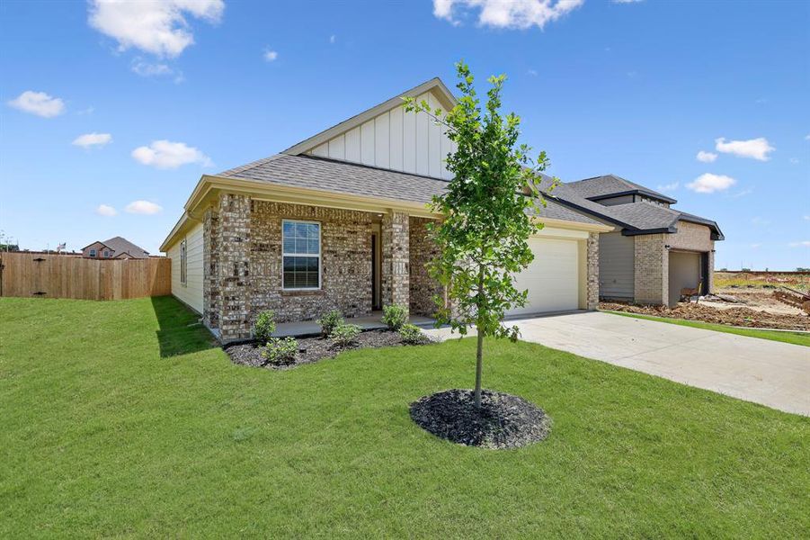 Exterior details and patio area of a home in Rocky Creek Crossing, Fort Worth (Image 1). Exterior details and patio area of a home in Rocky Creek Crossing, Fort Worth (Image 1).