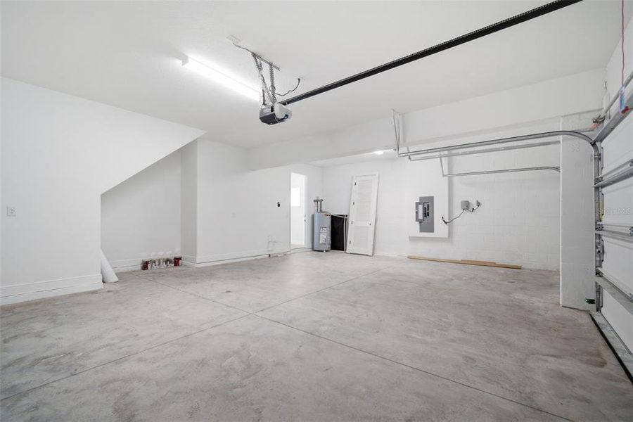 Spacious, unfurnished interior of a new home in Fieldstone, Plant City (Image 41).