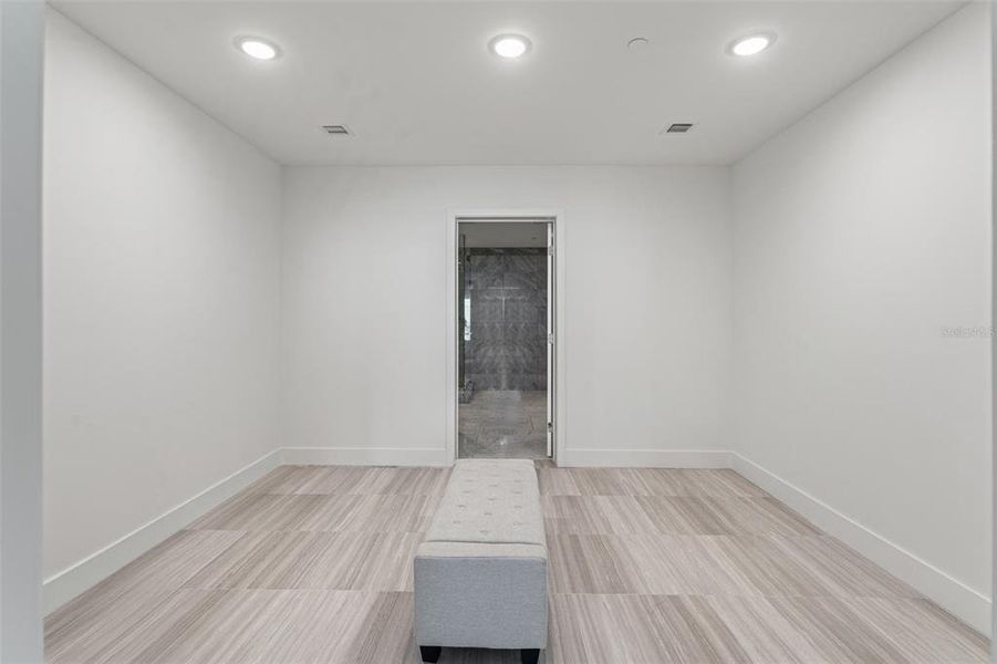 Spacious, unfurnished interior of a new home in , Tampa (Image 24).
