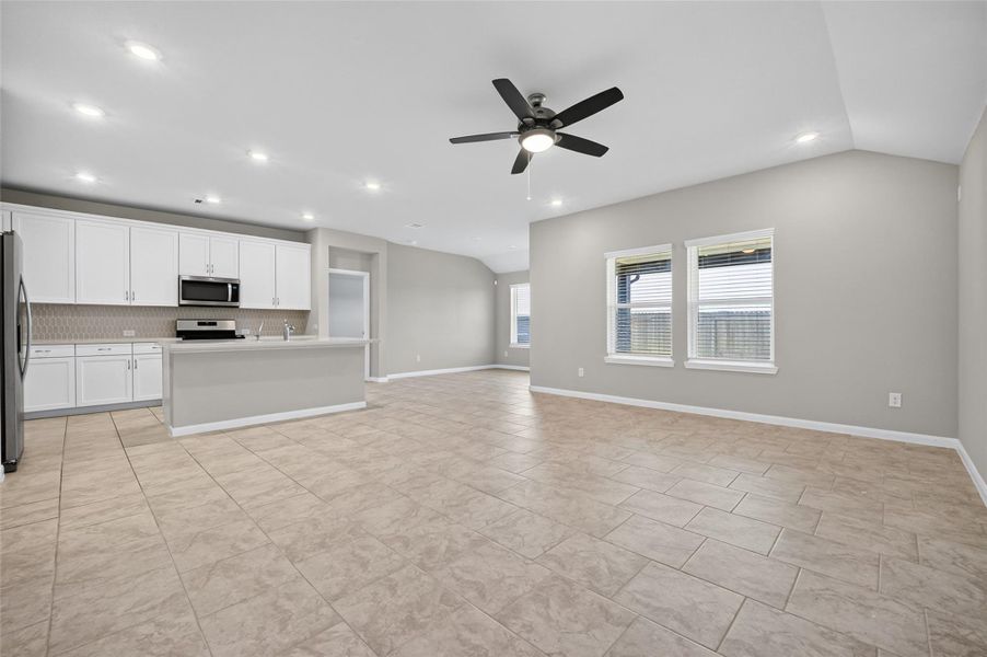Spacious, unfurnished interior of a new home in , Texas City (Image 46).