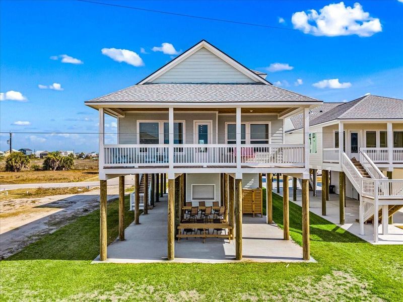 Exterior details and patio area of a home in , Galveston (Image 23).