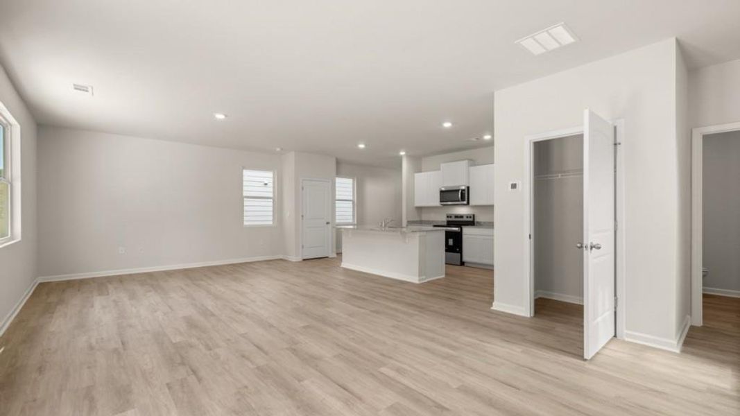 Spacious, unfurnished interior of a new home in Rolling Meadows, Jasper (Image 14).