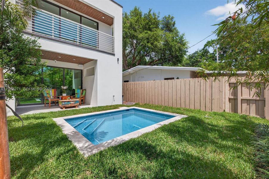 Exterior details and patio area of a home in , Fort Lauderdale (Image 38).