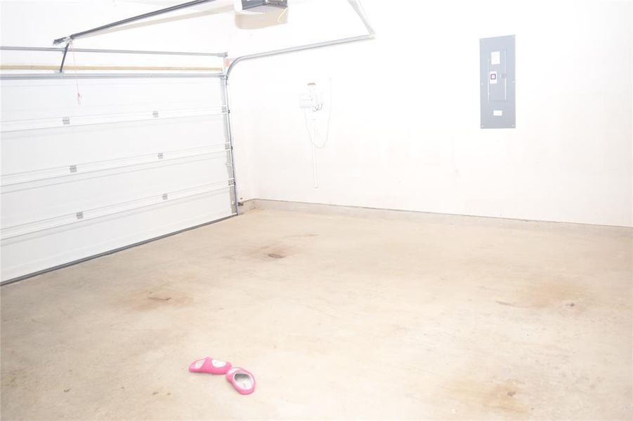 Spacious, unfurnished interior of a new home in , Hickory Creek (Image 23).