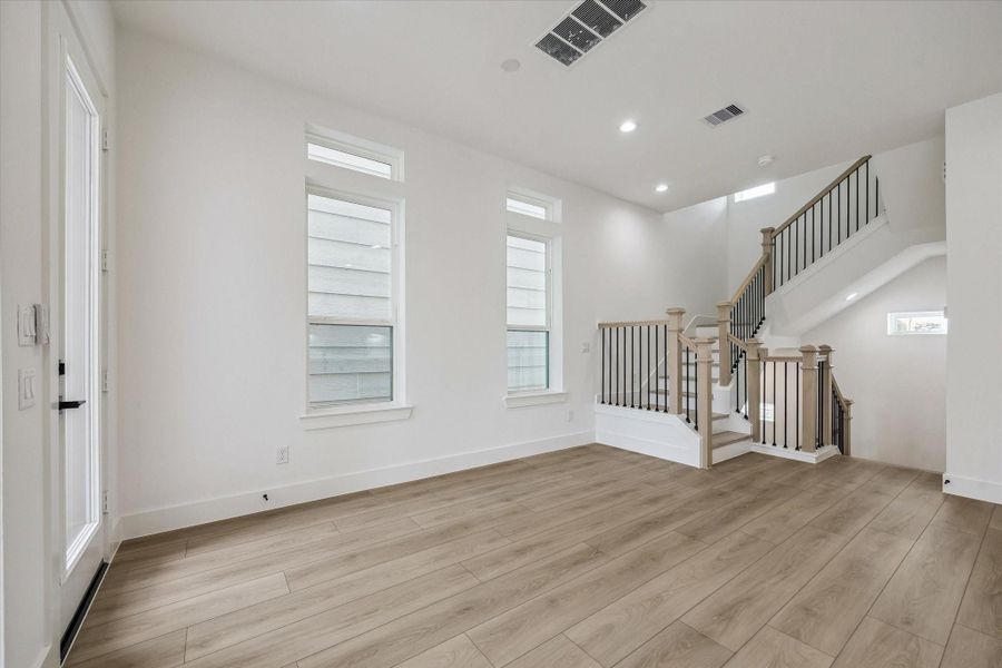 Flexible living space with wide windows and easy access to the staircase Flexible living space with wide windows and easy access to the staircase