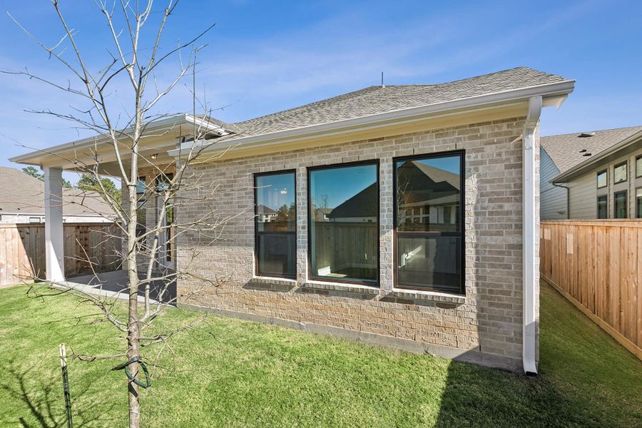 Exterior details and patio area of a home in Kresston, Montgomery (Image 24).