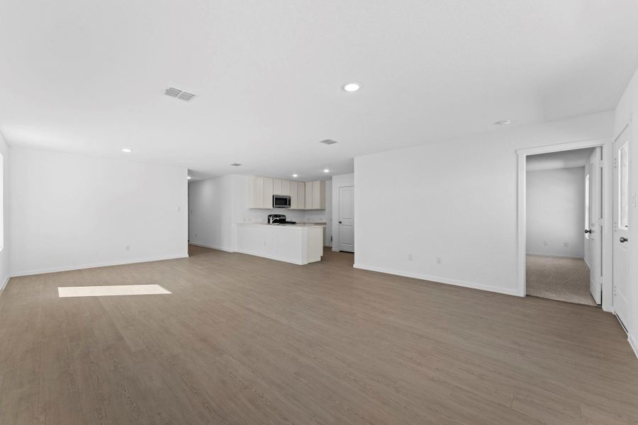 Spacious, unfurnished interior of a new home in Friendship Oaks, Fredericksburg (Image 22).