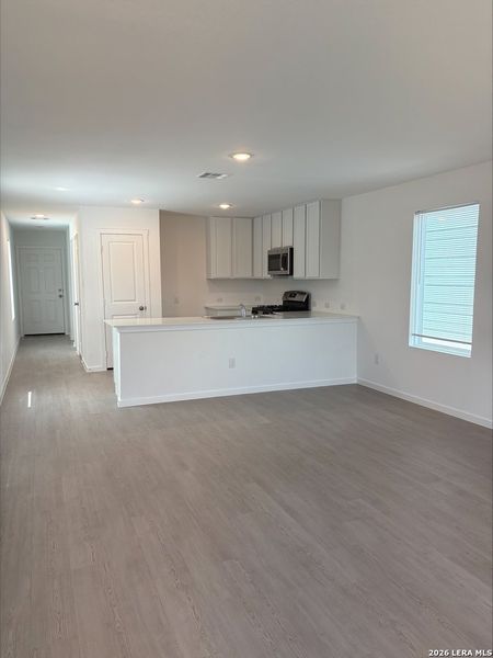 Spacious, unfurnished interior of a new home in Sapphire Meadows, San Antonio (Image 4).