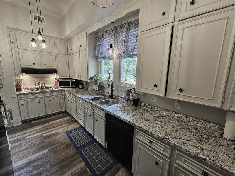 Furnished interior view inside a new home in , Groesbeck (Image 8).