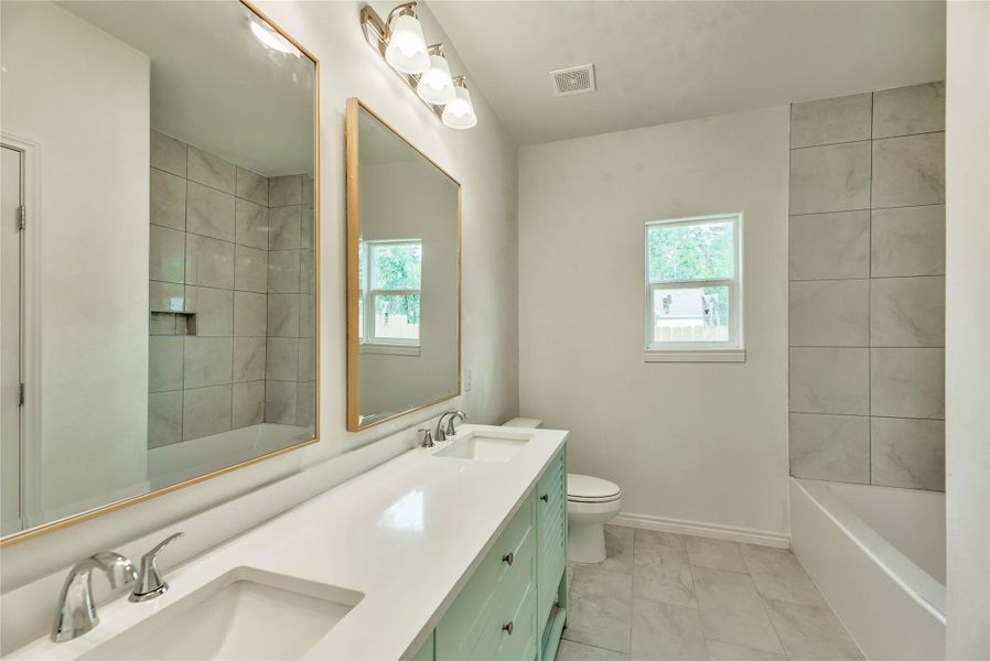 Furnished interior view inside a new home in , Onalaska (Image 5).