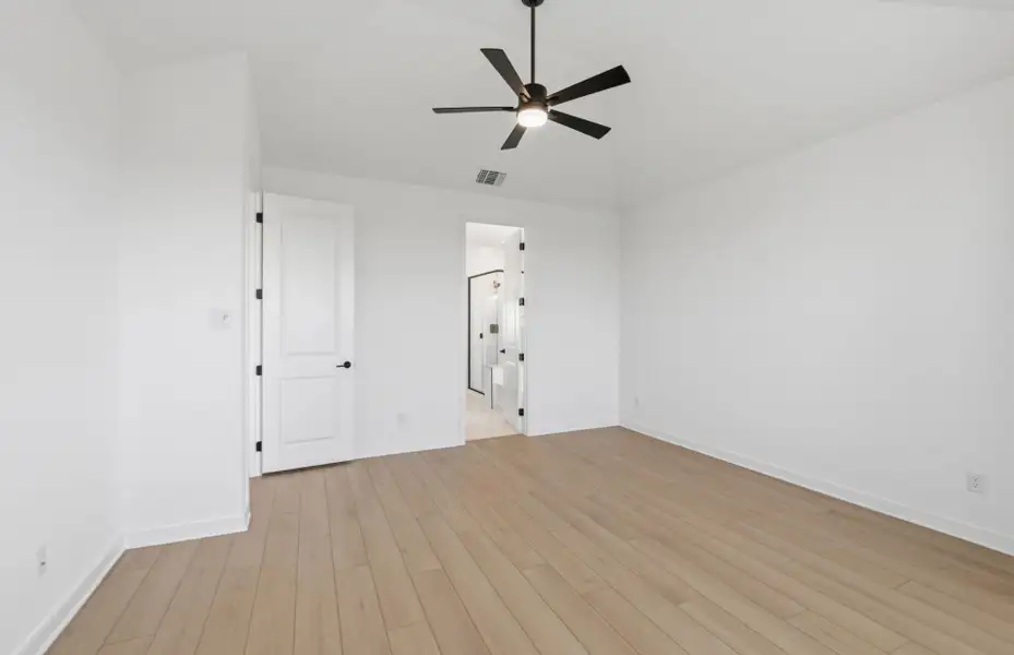 Spacious, unfurnished interior of a new home in Kuempel Farms, Pflugerville (Image 38).