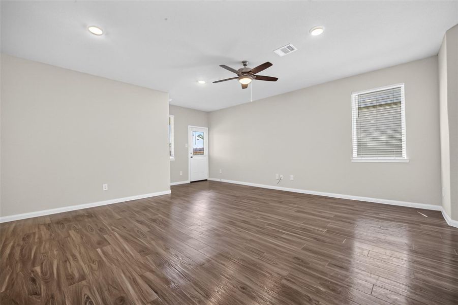 Spacious, unfurnished interior of a new home in River's Edge, Conroe (Image 16). Spacious, unfurnished interior of a new home in River's Edge, Conroe (Image 16).