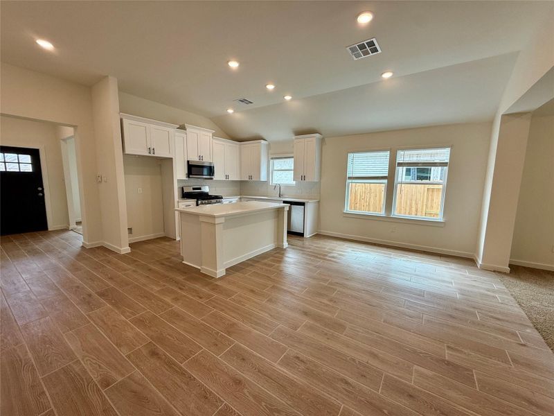 Spacious, unfurnished interior of a new home in Ashland, Angleton (Image 12).