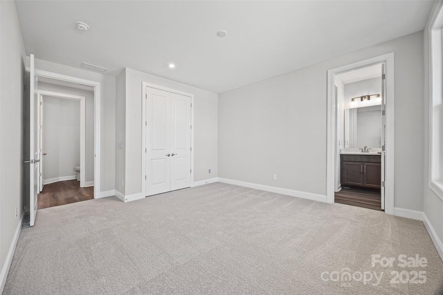 Spacious, unfurnished interior of a new home in Handsmill on Lake Wylie, York (Image 24).