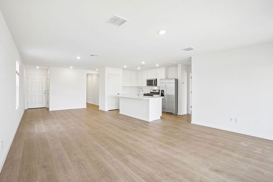 Spacious, unfurnished interior of a new home in Bella Camino Traditions, San Tan Valley (Image 5).