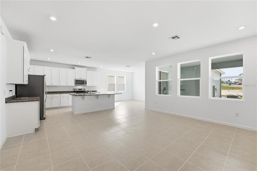 Spacious, unfurnished interior of a new home in Rainwood, Clermont (Image 20).