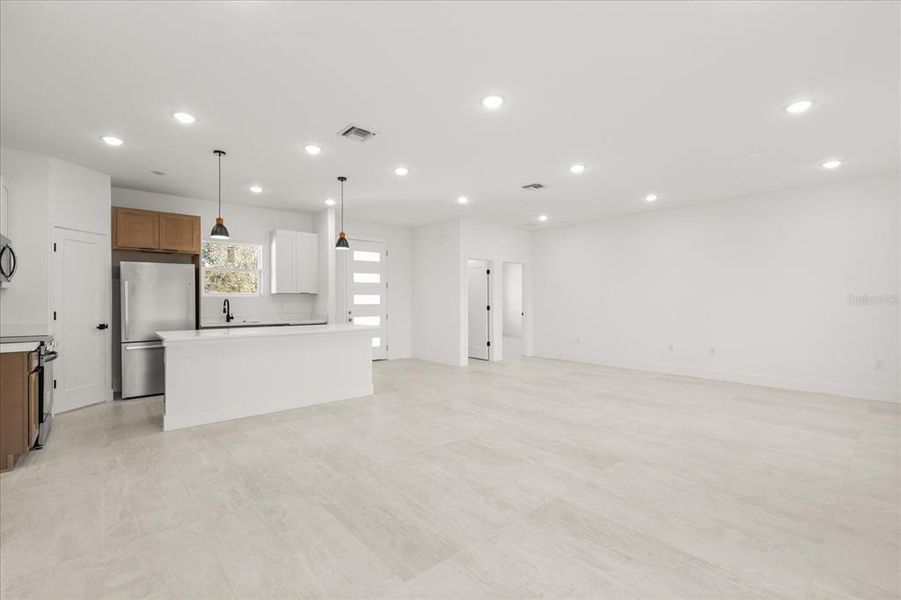 Spacious, unfurnished interior of a new home in , Ocala (Image 16).