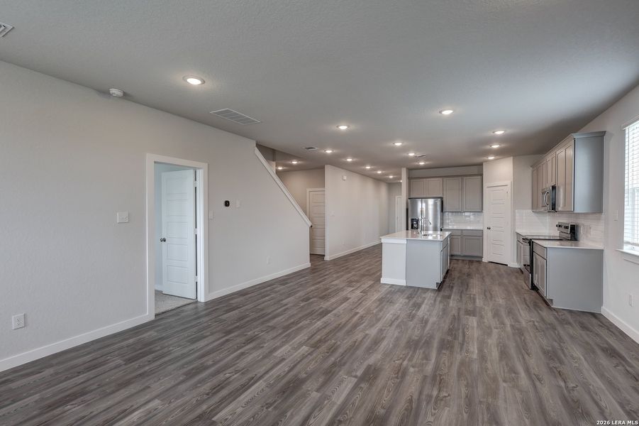 Spacious, unfurnished interior of a new home in Garden Grove, San Antonio (Image 23).