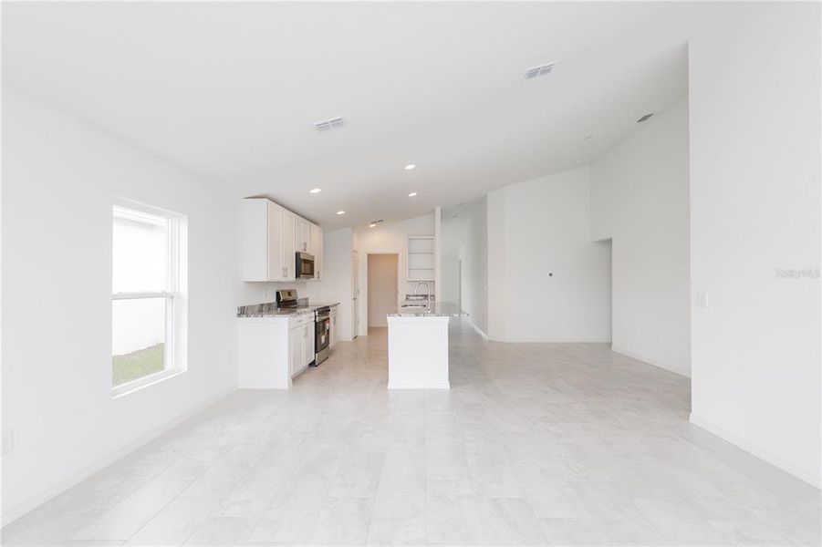 Spacious, unfurnished interior of a new home in , Winter Haven (Image 21).