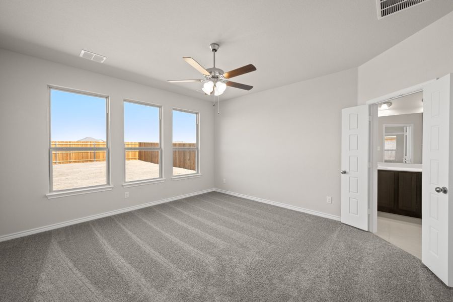 Spacious, unfurnished interior of a new home in Baker Farms, Cleburne (Image 21).