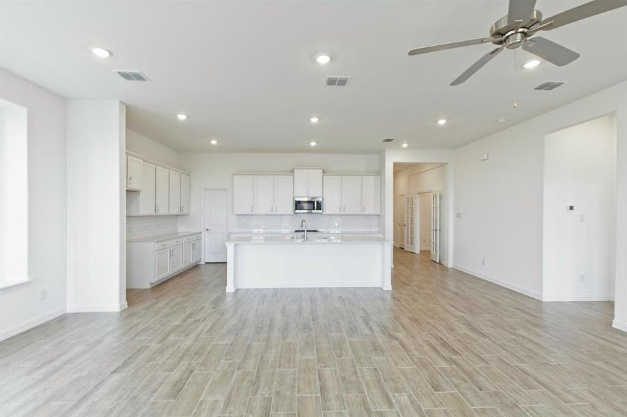 Spacious, unfurnished interior of a new home in Preserve at Honey Creek, McKinney (Image 30).