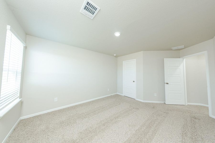 Spacious, unfurnished interior of a new home in Mackenzie Creek, Conroe (Image 18).