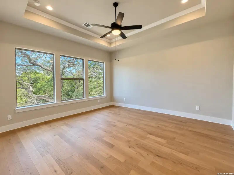 Spacious, unfurnished interior of a new home in , Canyon Lake (Image 24).