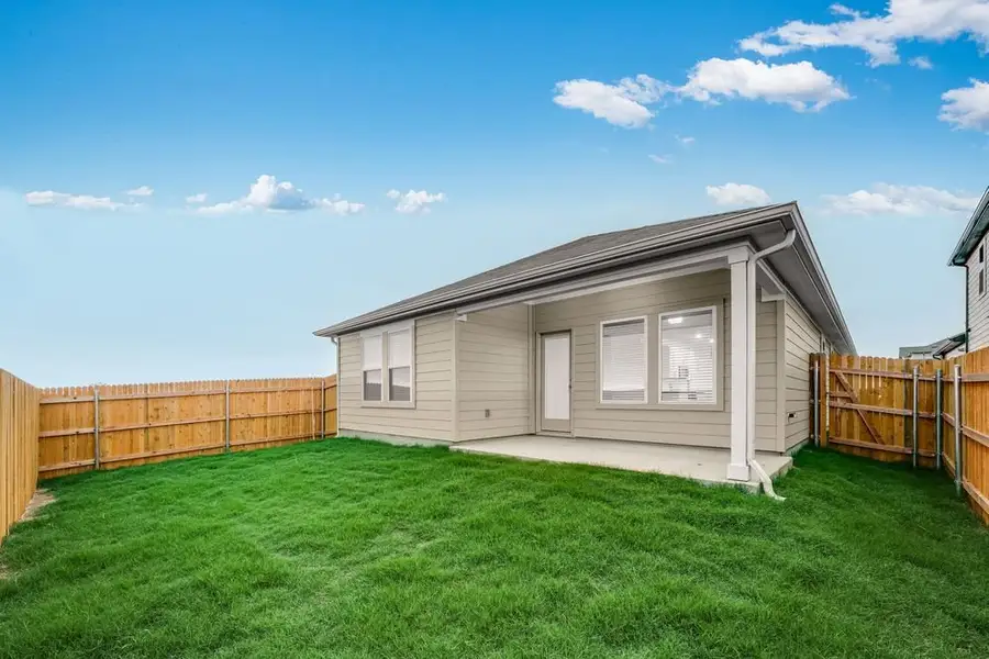 Exterior details and patio area of a home in Longview, Del Valle (Image 16).