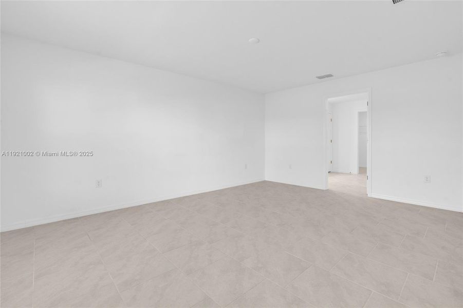 Spacious, unfurnished interior of a new home in , Cape Coral (Image 23). Spacious, unfurnished interior of a new home in , Cape Coral (Image 23).