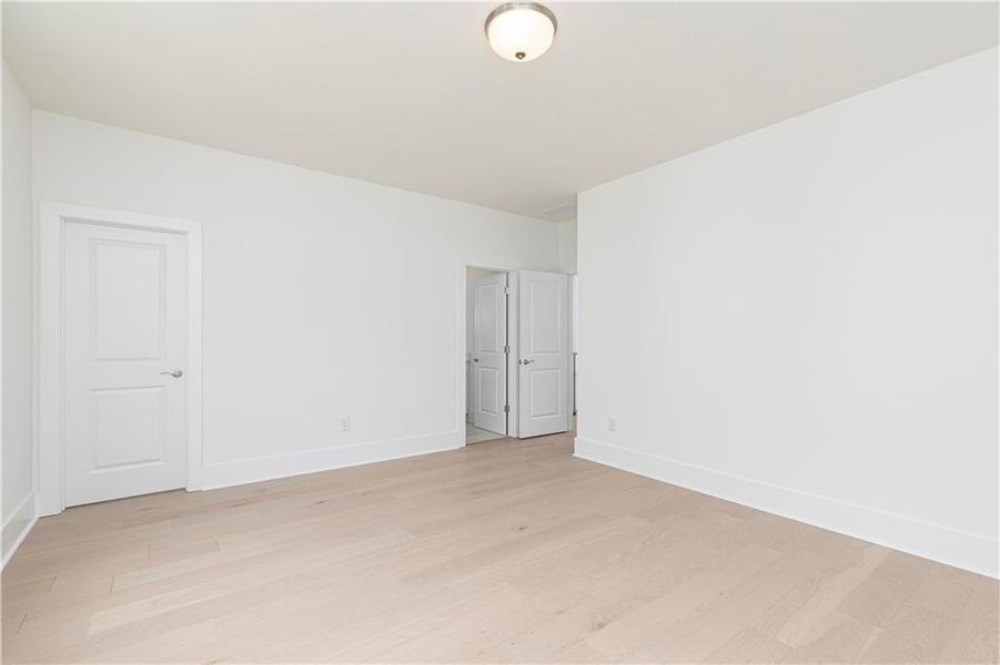 Spacious, unfurnished interior of a new home in , Brookhaven (Image 12).