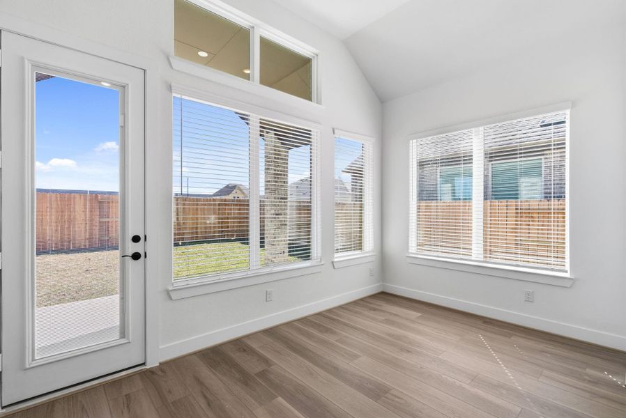 Spacious, unfurnished interior of a new home in Wood Leaf Reserve, Tomball (Image 17).